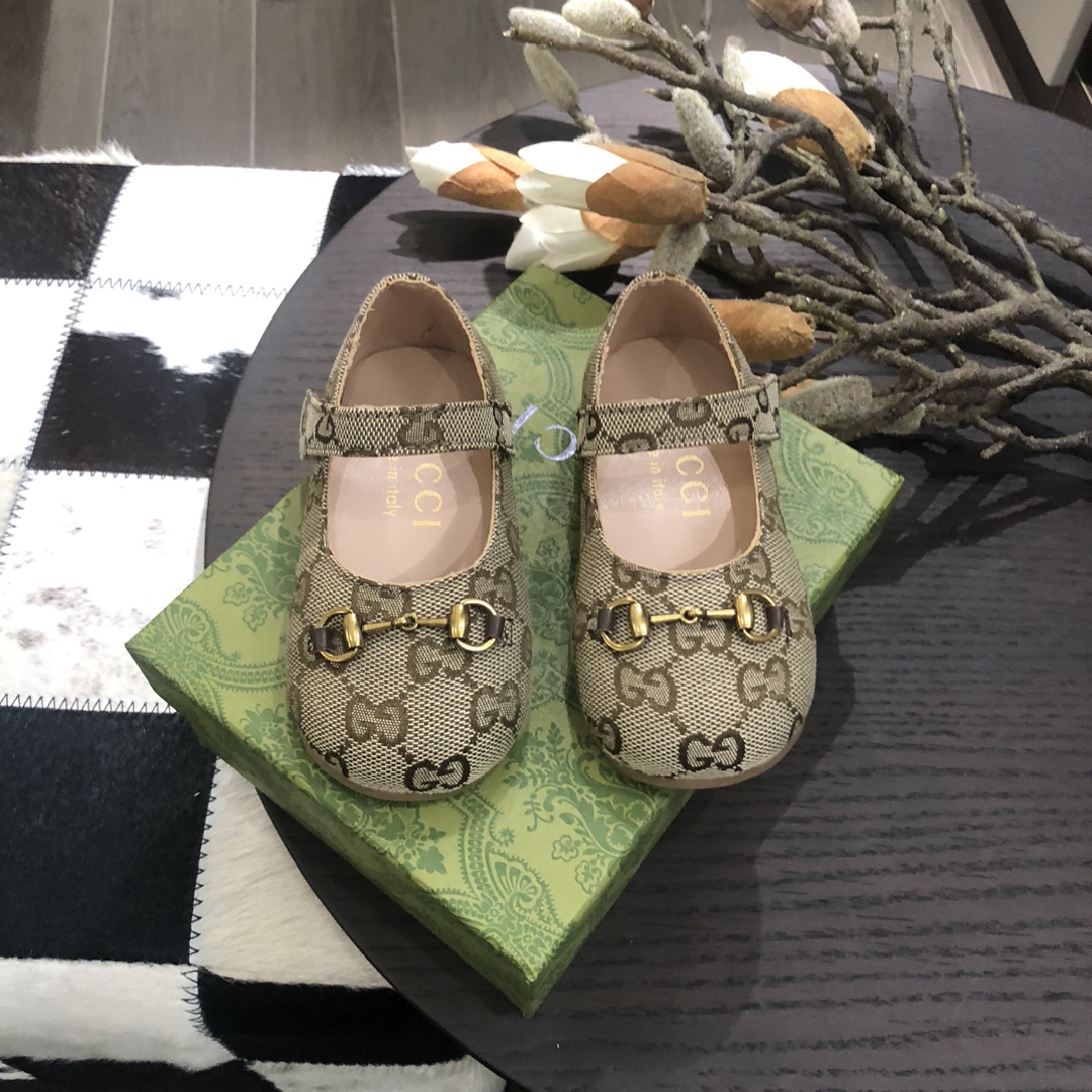 Children's shoes child